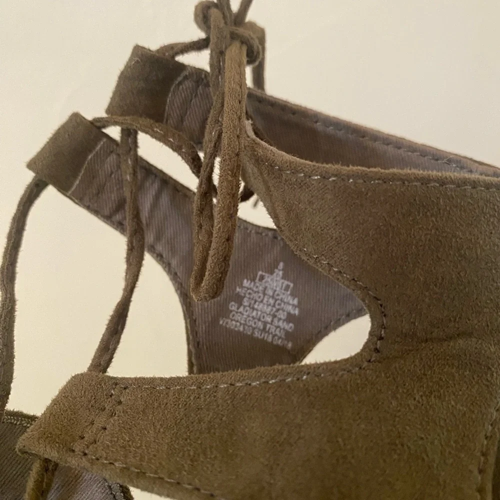 FAUX SUEDE OLD NAVY FLAT WOMENS GLADIATOR SANDALS SIZE 8 BOHEMIAN SUMMER